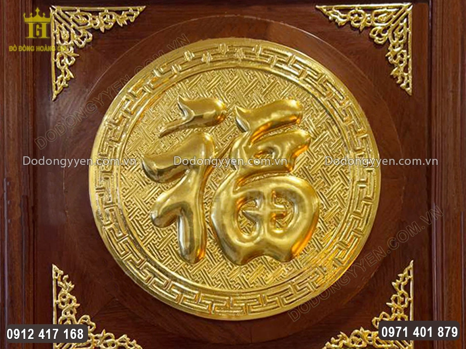 Chữ Ph&uacute;c được chạm th&uacute;c nổi bật ở trung t&acirc;m bức tranh